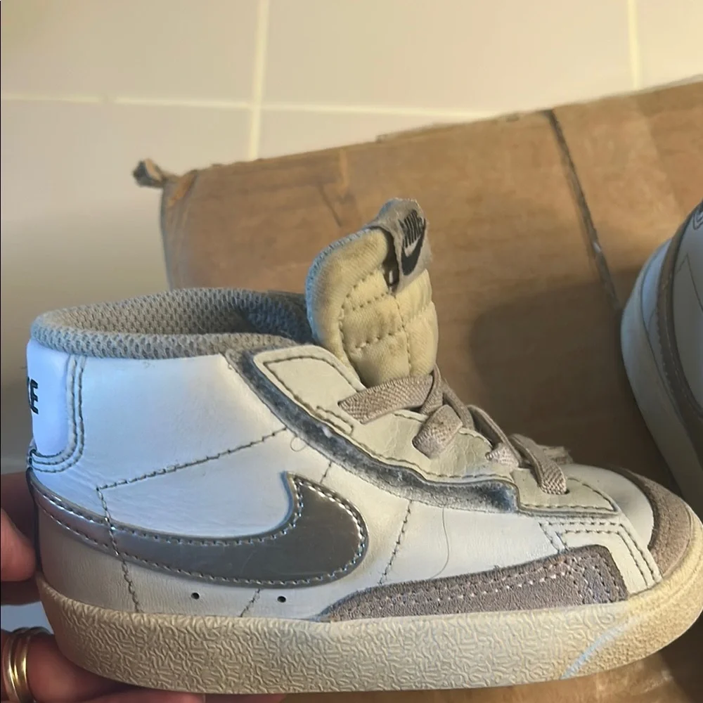 Nike Purple and White Sneakers with Classic Design - Picture 2 of 8